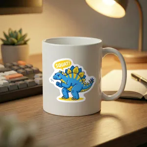 Gros plan detail de tasse a cafe en ceramique blanche avec motif de dinosaure mignon sur le bureau.