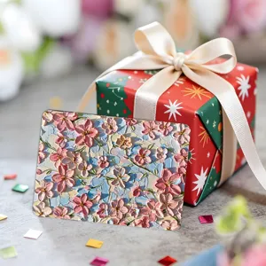 Primer plano detallado de tarjeta floral al óleo con textura de flores rosas para decoración.