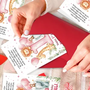 Joli détail de carte de voeux 1er anniversaire avec animaux mignons et enveloppe fille.