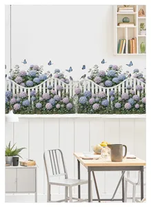 Vue détaillée d'un sticker mural hortensia bleu avec une clôture blanche dans une pièce.