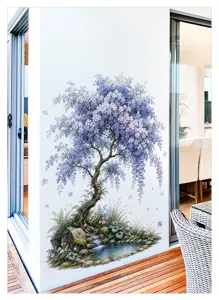 Detail van grote blauweregen muursticker met prachtig paars bloemen en beekje motief.