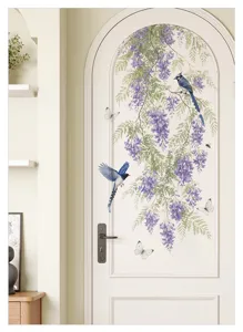 Gedetailleerd uitzicht op afneembare blauweregen bloemen en vogels muursticker op deur.