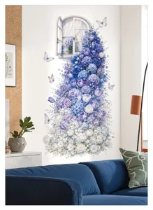 Adhésif mural floral bleu avec design de fenêtre et papillon pour salon et chambre à coucher.