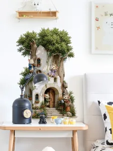 Nahaufnahme von Waldbaumhaus Maus Wandaufkleber in gemütlicher Schlafzimmer Deko, Wandbild.