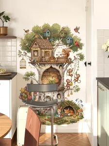 Vue détaillée de l'adhésif mural cabane dans les arbres de la forêt dans une belle pièce.