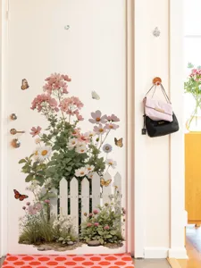 Autocollant mural floral de style nordique avec clôture blanche et papillons colorés.