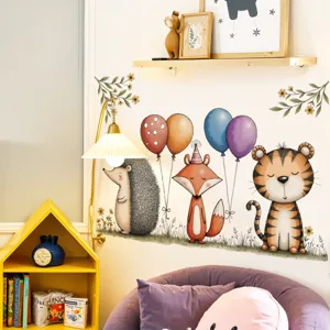 Leuke cartoon dieren muurstickers met egel vos tijger en ballonnen voor de kinderkamer.