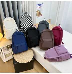 Sammlung minimalistischer Canvas-Rucksäcke in verschiedenen Farben und Schachbrettmustern