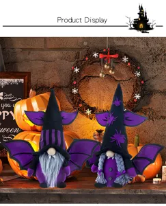 Halloween Vampir Gnome mit Fledermausflügeln und Spinnendetails auf einem Tisch