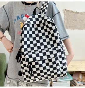 Nahaufnahme des schwarz-weiß karierten Canvas-Rucksacks am Modell