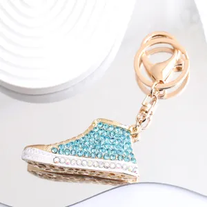 Detailansicht der funkelnden blauen Reizsteine auf dem Mini-Schuh-Schlüsselanhänger
