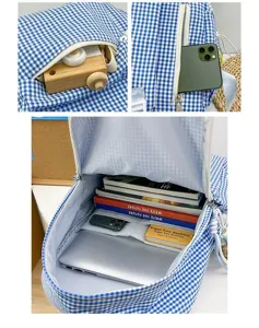 Detailansicht des blau karierten Rucksacks mit großem Innenfach und Staufächern