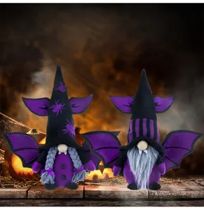 Nahaufnahme von Plüsch-Halloween-Gnomen mit Fledermausflügeln und festlichen Details