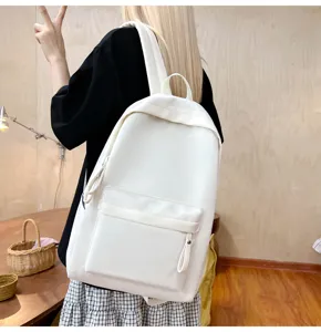 Detailansicht eines weißen minimalistischen Segeltuch-Rucksacks.