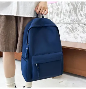 Nahaufnahme eines minimalistischen dunkelblauen Canvas-Rucksacks