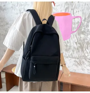 Rückansicht eines minimalistischen schwarzen Canvas-Rucksacks, getragen von einem Modell