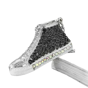 Exklusiver Schlüsselanhänger in Form eines schwarzen mit Strass besetzten High-Top-Sneakers