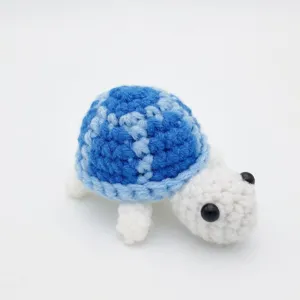 Detailansicht einer handgefertigten blau-weißen Häkel-Schildkröte als Plüschtier