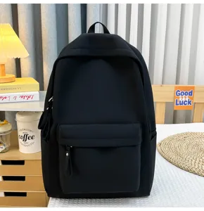 Detailansicht eines minimalistischen schwarzen Canvas-Rucksacks in Innenräumen