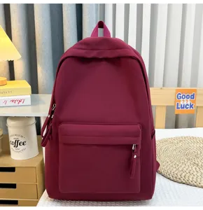 Detailansicht eines minimalistischen burgunderroten Canvas-Rucksacks für Damen und Studenten
