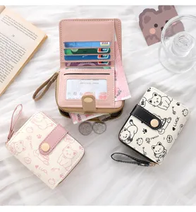 Χαριτωμένα πορτοφόλια με σχέδιο γάτας που δείχνουν τις εσωτερικές θήκες για κάρτες