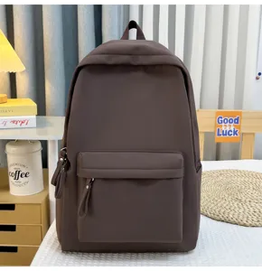 Einfarbiger dunkelbrauner Segeltuchrucksack für Schüler in einer Lifestyle-Umgebung