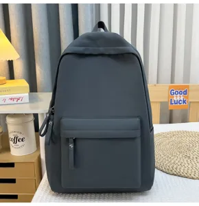 Detailansicht eines minimalistischen dunkelgrauen Rucksacks mit großem Fassungsvermögen