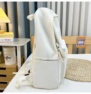 Seitenansicht des minimalistischen weißen Canvas-Rucksacks mit Details zur Seitentasche