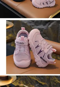Primo piano di scarpe sportive rosa per bambini in pelle e mesh resistenti