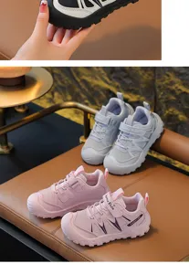 Dettaglio di sneaker da esterno rosa e grigie per bambini su un sedile in pelle