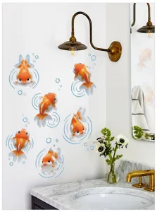 Vue détaillée de stickers muraux carpes koi colorées, idéal pour miroir de salle de bains.