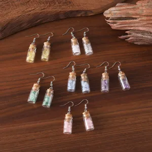 Chic Mini Glasflaschen Ohrringe gefuellt mit Naturkristallsteinen, niedliches Wunschdesign.