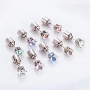 Detailansicht der leuchtenden LED-Ohrstecker mit bunten Zirkoniasteinen und glänzendem Metall.