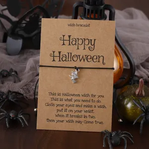 Halloween Wunscharmband Detailansicht mit Silber Hexenanhänger und dekorativer Karte.