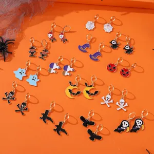 Nahaufnahme Details des Halloween Themen Emaille Ohrringe Sets mit verschiedenen schaurigen Anhängern.