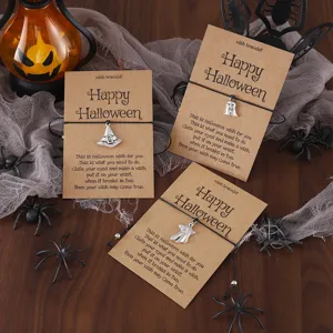 Halloween Wunscharmband Set mit Geist und Hexenhut Anhängern auf Kraftpapier Karten. Modeschmuck.
