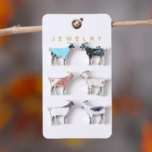 Gros plan détaillé de boucles d'oreilles boucs mignons, bijoux en métal style animal.