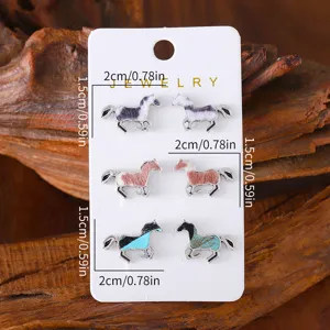 Gros plan détail du set de boucles d'oreilles tendance en alliage motif cheval mignon.