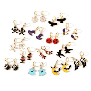 Halloween Tropfen Ohrringe Set aus Legierung mit Kürbis Totenkopf Geist Hexenhut Mustern.