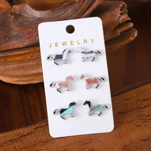 Set de boucles d'oreilles clous forme de cheval en alliage sur carte, mode.