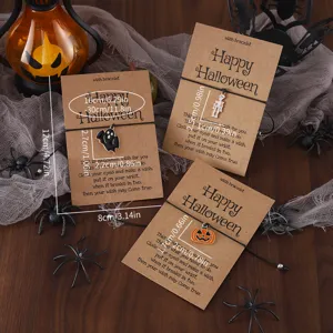 Halloween Wunsch Armband Set mit Geist Skelett und Kürbis Anhängern auf Kraftpapier Karten.