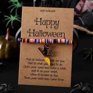 Detail des Halloween Tonperlen Armbands mit schwarzer Katze und Wunschkarten Verpackung.