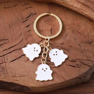 Nahaufnahme Detailansicht des süßen Halloween Geist Schlüsselanhängers mit weißen Emaille.