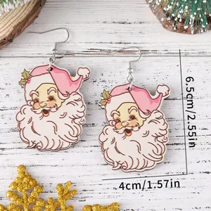 Nahaufnahme Detail von hölzernen Weihnachts-Weihnachtsmann-Ohrringen mit rosa Mütze, doppelseitig.