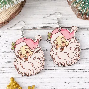 Nahaufnahme der süßen hölzernen Weihnachtsmann-Ohrringe mit rosa Mütze, festliches Detail.