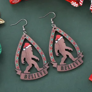 Weihnachtlicher Bigfoot Holz Tropfen Ohrring mit Weihnachtsmütze Design für Damen.