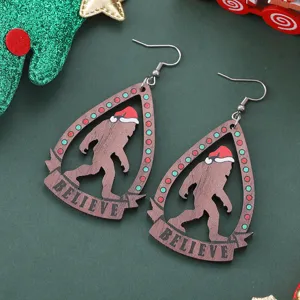 Nahaufnahme Detail von hölzernen Tropfen Bigfoot Weihnachtsohrringen mit Weihnachtsmütze.