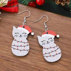 Boucles d'oreilles chat de Noël en bois gros plan montrant un joli design de vacances.