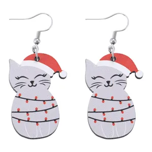 Détail de boucles d'oreilles chat de Noël en bois avec chapeau et lumières.