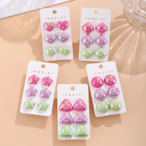 Detailansicht bunter Acryl Ohrringe Sets mit süßen Herzen Sternen und runden geometrischen.